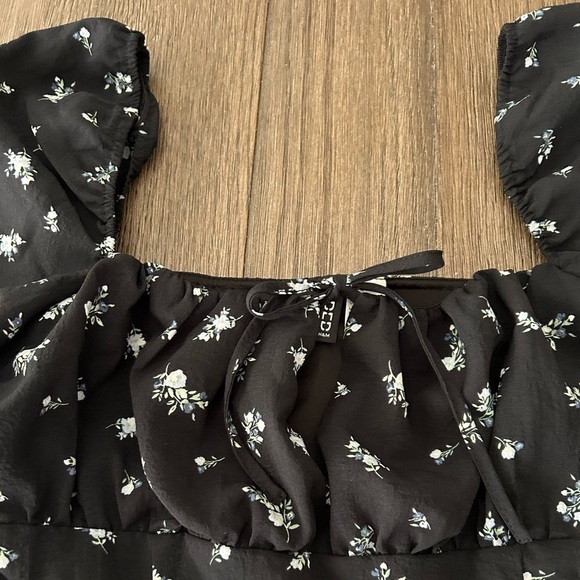 H&M Puffed Sleeve Creped A Line Mini Dress by Divided  Black Floral. Size Med - Picture 3 of 6